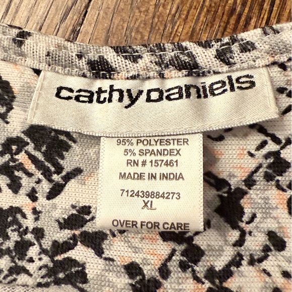 Cathy Daniels Black and White Patterned Blouse - silver buttons on sleeves - Picture 4 of 4